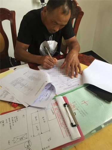 龍粵環(huán)保客戶簽單合照